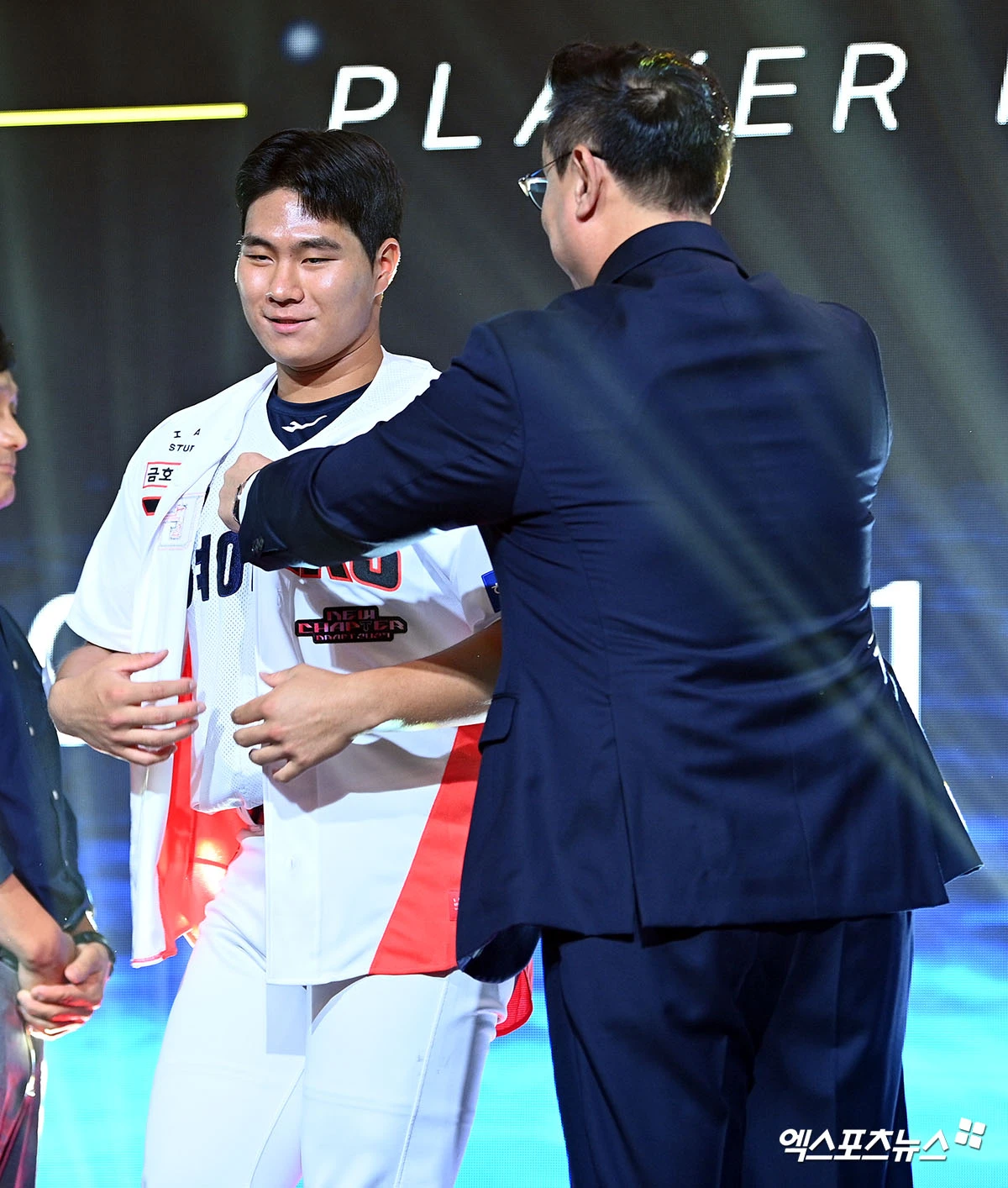 21일 오후 서울 송파구 롯데호텔 월드 크리스탈볼룸에서 열린 '2027 KBO 신인드래프트', 기아 타이거즈에서 이호민(경남고)이 1라운드 3순위로 지명된 뒤 유니폼을 착용하고 있다. 엑스포츠뉴스 DB