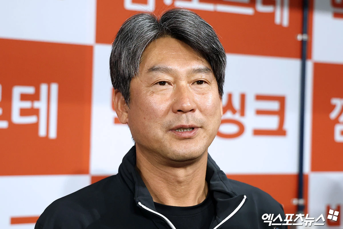 설종진 키움 히어로즈 감독이 7일 서울 고척스카이돔에서 열리는 2026 신한 SOL KBO리그 한화 이글스와의 페넌트레이스 최종전에 앞서 총평을 하고 있는 모습. 사진 김한준 기자
