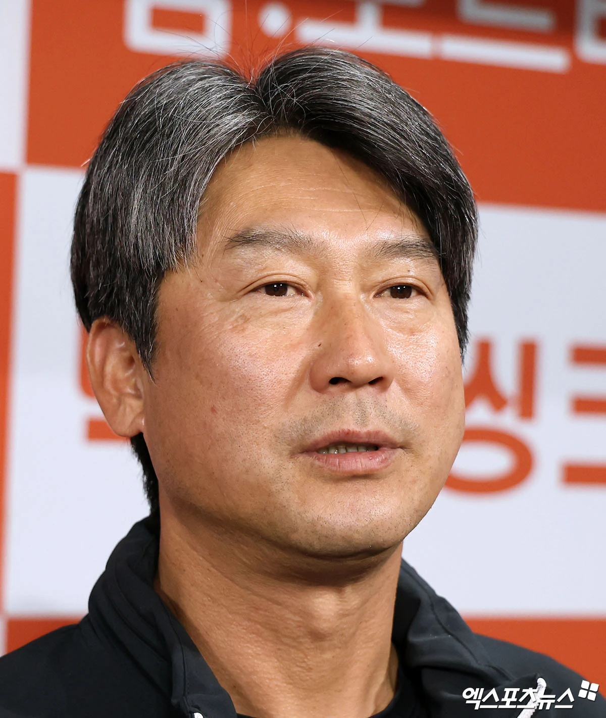설종진 키움 히어로즈 감독이 7일 서울 고척스카이돔에서 열리는 2026 신한 SOL KBO리그 한화 이글스와의 페넌트레이스 최종전에 앞서 총평을 하고 있는 모습. 사진 김한준 기자