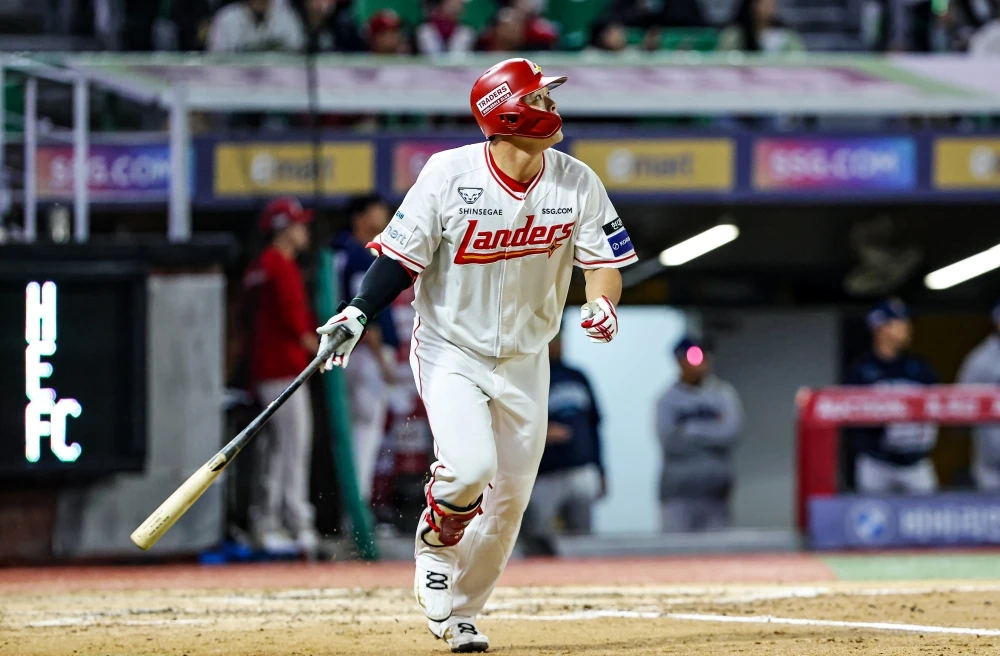 7일 오후 인천SSG랜더스필드에서 열린 '2026 신한 SOL KBO리그' NC 다이노스와 SSG 랜더스의 경기, 3회말 2사 1, 2루 SSG 전의산이 스리런 홈런을 날리고 있다. SSG 랜더스