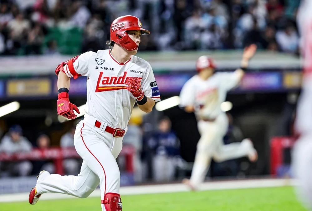 7일 오후 인천SSG랜더스필드에서 열린 '2026 신한 SOL KBO리그' NC 다이노스와 SSG 랜더스의 경기, 7회말 2사 만루 SSG 최지훈이 2타점 적시타를 날리고 있다. SSG 랜더스
