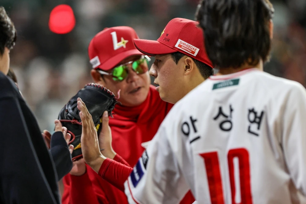 7일 오후 인천SSG랜더스필드에서 열린 '2026 신한 SOL KBO리그' NC 다이노스와 SSG 랜더스의 경기, SSG 선발 김민준이 이닝을 마친 뒤 더그아웃으로 향하고 있다. SSG 랜더스