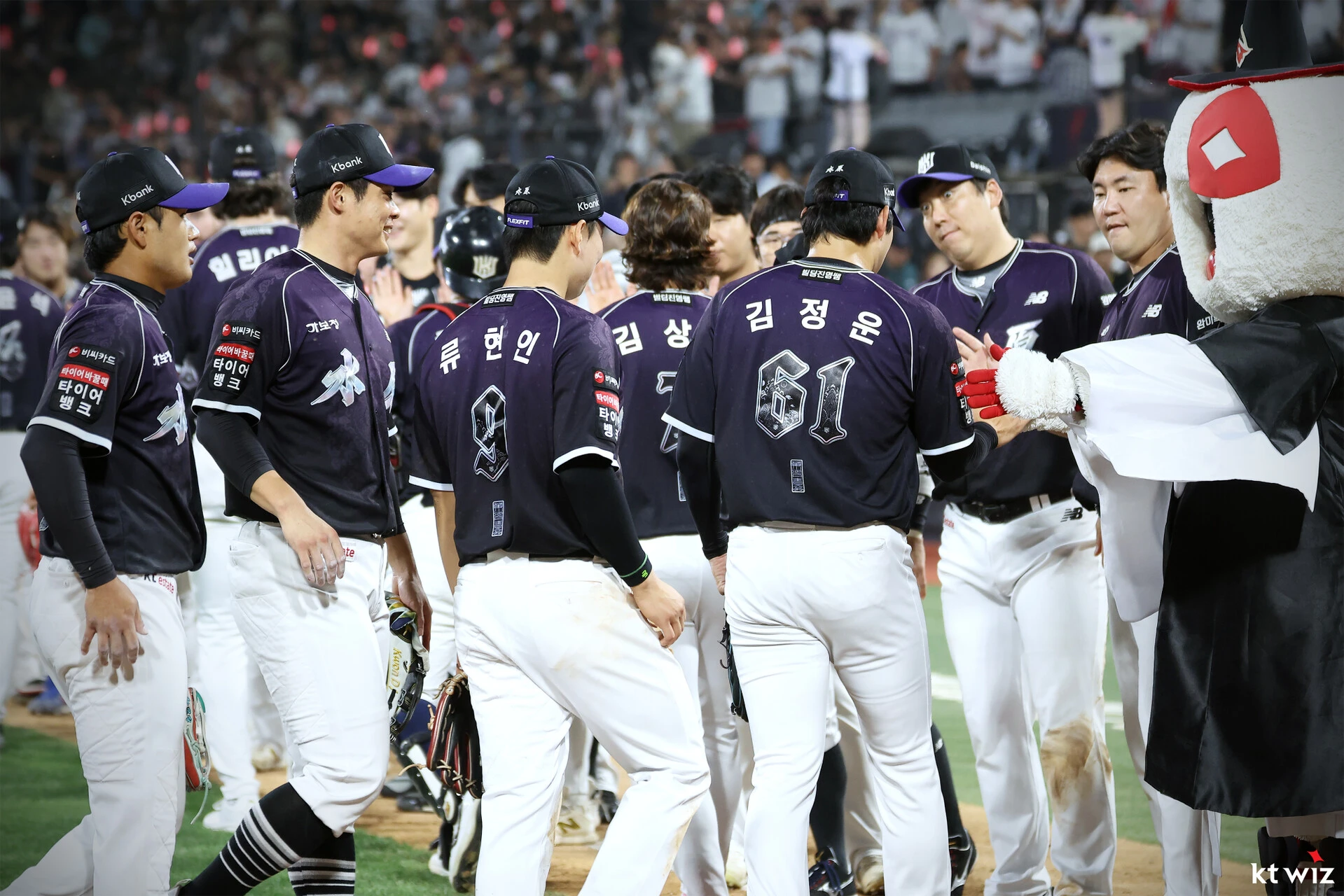 5년 만의 정규시즌 우승을 확정한 KT 위즈가 '미리 보는 한국시리즈'에서도 기분 좋은 승리를 챙겼다. KT는 7일 수원 케이티 위즈 파크에서 열린 삼성 라이온즈와 2026 신한 SOL Bank KBO 리그 정규시즌 홈경기에서 9-3으로 승리했다. 이로써 KT는 9월 27일 잠실 두산 베어스전부터 8연승(1무 포함)을 질주하고 있다. 특히 10월 6경기에서는 무패 행진을 이어가고 있다. 시즌 전적 88승 49패 5무(승률 0.642)가 된 KT는 2017년 KIA 타이거즈와 2022년 LG 트윈스를 제치고 단일시즌 팀 최다승 단독 4위가 됐다. KT는 남은 2경기를 모두 이기면 2000년 현대 유니콘스(91승), 2016년과 2018년 두산(각 93승)에 이어 KBO 역대 4번째 한 시즌 90승 이상을 기록한 팀이 된다. 최원준인 이날 204안타를 쳐 단일시즌 최다 안타 신기록을 세웠다. KT 위즈