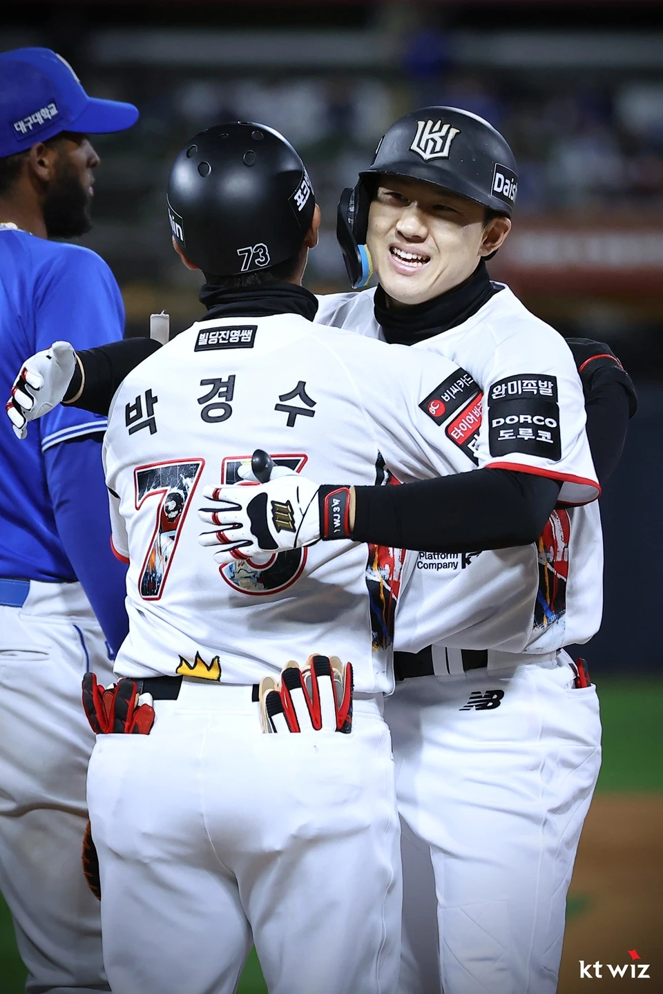 5년 만의 정규시즌 우승을 확정한 KT 위즈가 '미리 보는 한국시리즈'에서도 기분 좋은 승리를 챙겼다. KT는 7일 수원 케이티 위즈 파크에서 열린 삼성 라이온즈와 2026 신한 SOL Bank KBO 리그 정규시즌 홈경기에서 9-3으로 승리했다. 이로써 KT는 9월 27일 잠실 두산 베어스전부터 8연승(1무 포함)을 질주하고 있다. 특히 10월 6경기에서는 무패 행진을 이어가고 있다. 시즌 전적 88승 49패 5무(승률 0.642)가 된 KT는 2017년 KIA 타이거즈와 2022년 LG 트윈스를 제치고 단일시즌 팀 최다승 단독 4위가 됐다. KT는 남은 2경기를 모두 이기면 2000년 현대 유니콘스(91승), 2016년과 2018년 두산(각 93승)에 이어 KBO 역대 4번째 한 시즌 90승 이상을 기록한 팀이 된다. 최원준인 이날 204안타를 쳐 단일시즌 최다 안타 신기록을 세웠다. KT 위즈