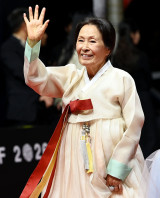 '85세' 김혜자, 레드카펫서 기침에 부축까지…건강 우려에 "단순 감기" [공식]