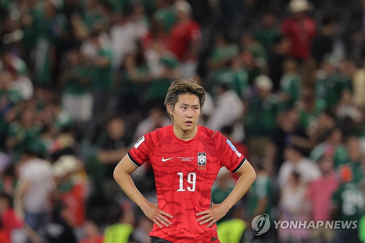 2026 국제축구연맹(FIFA) 북중미 월드컵 조별리그 탈락 후유증이 계속 이어지고 있다. 월드컵 직전 FIFA 랭킹 25위에서 7계단이나 추락한 뒤 새 감독 체제에서 A매치 4경기를 치렀지만 순위를 그대로 유지했다. FIFA는 9~10월 A매치가 모두 끝난 8일(한국시간) FIFA 랭킹 최신 순위를 발표했다. 한국은 1562.49점을 기록해 지난 7월과 같은 세계 32위에 자리했다. 연합뉴스