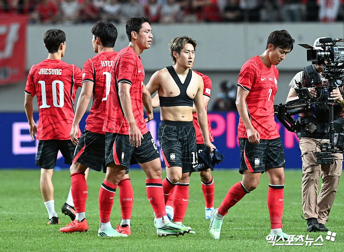 2026 국제축구연맹(FIFA) 북중미 월드컵 조별리그 탈락 후유증이 계속 이어지고 있다. 월드컵 직전 FIFA 랭킹 25위에서 7계단이나 추락한 뒤 새 감독 체제에서 A매치 4경기를 치렀지만 순위를 그대로 유지했다. FIFA는 9~10월 A매치가 모두 끝난 8일(한국시간) FIFA 랭킹 최신 순위를 발표했다. 한국은 1562.49점을 기록해 지난 7월과 같은 세계 32위에 자리했다. 엑스포츠뉴스DB