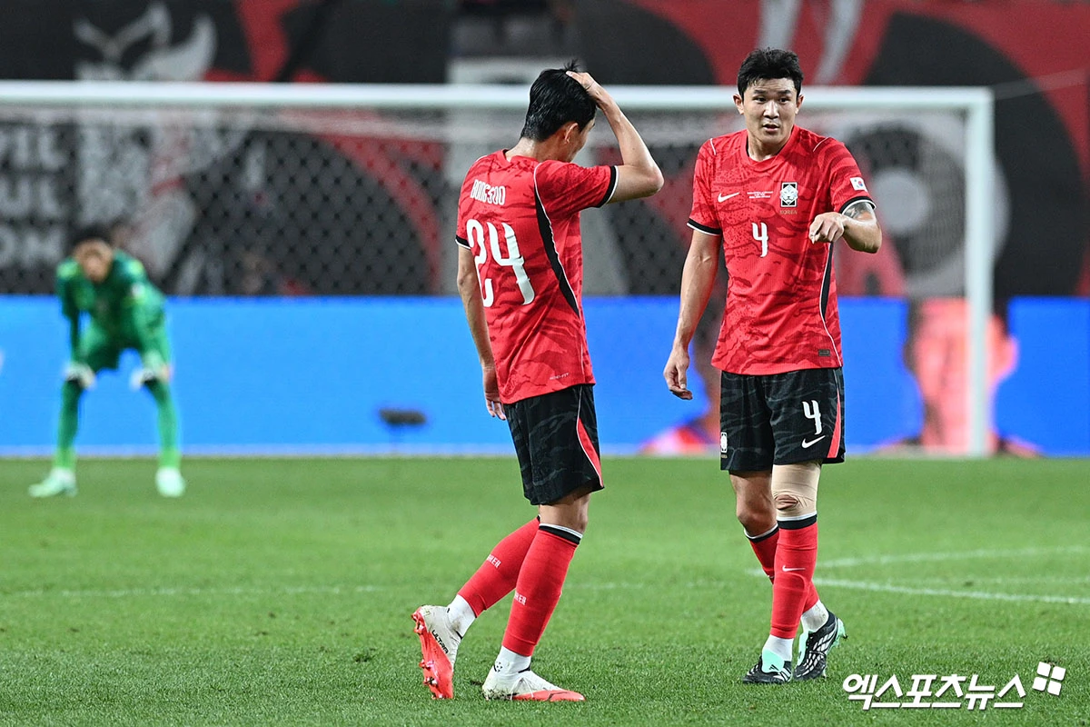 2026 국제축구연맹(FIFA) 북중미 월드컵 조별리그 탈락 후유증이 계속 이어지고 있다. 월드컵 직전 FIFA 랭킹 25위에서 7계단이나 추락한 뒤 새 감독 체제에서 A매치 4경기를 치렀지만 순위를 그대로 유지했다. FIFA는 9~10월 A매치가 모두 끝난 8일(한국시간) FIFA 랭킹 최신 순위를 발표했다. 한국은 1562.49점을 기록해 지난 7월과 같은 세계 32위에 자리했다. 엑스포츠뉴스DB