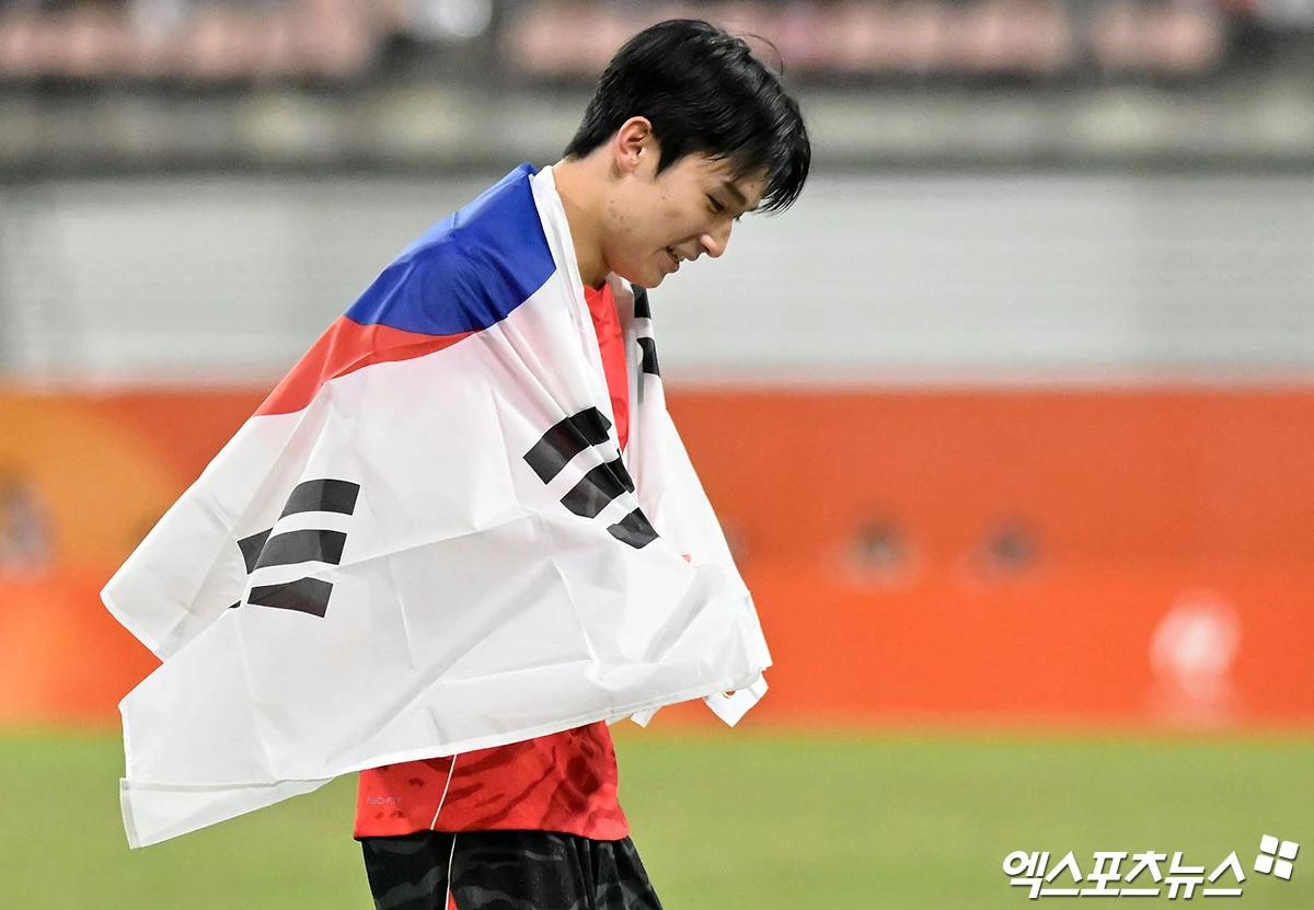 2026 아이치·나고야 하계아시안게임 남자축구에서 금메달을 따낸 뒤 병역 특례와 관련해 경솔한 발언을 해 논란을 만들었던 양민혁이 꽃다발을 받으며 소속팀으로 돌아왔다. 그러나 팬들의 분노는 그대로인 듯하다. 일부 팬들은 양민혁의 소속팀 KVC 베스테를로(벨기에)가 올린 게시글에 몰려가 양민혁을 향해 비난을 퍼붓고 있다. 2026 아이치·나고야 아시안게임 결승전이 끝난 지 일주일이 지났지만, 팬들의 분노는 사그라들지 않은 모양새다. 사진 엑스포츠뉴스DB