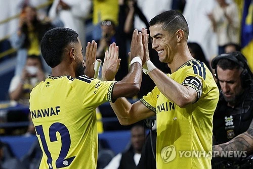 9~10월 A매치 기간 동안 국가대표팀에서 무단 이탈하며 대표팀 분위기를 망가뜨린 크리스티아누 호날두가 소속팀 알나스르로 돌아가 자신의 커리어 통산 980호 골을 터트리며 통산 1천골 고지에 20골 차로 다가섰다. 선제 결승포로 알나스르의 승리를 이끈 호날두는 경기가 끝난 뒤 자신을 향해 환호하는 팬들을 바라보며 눈시울을 붉히기도 했다. 사진 연합뉴스
