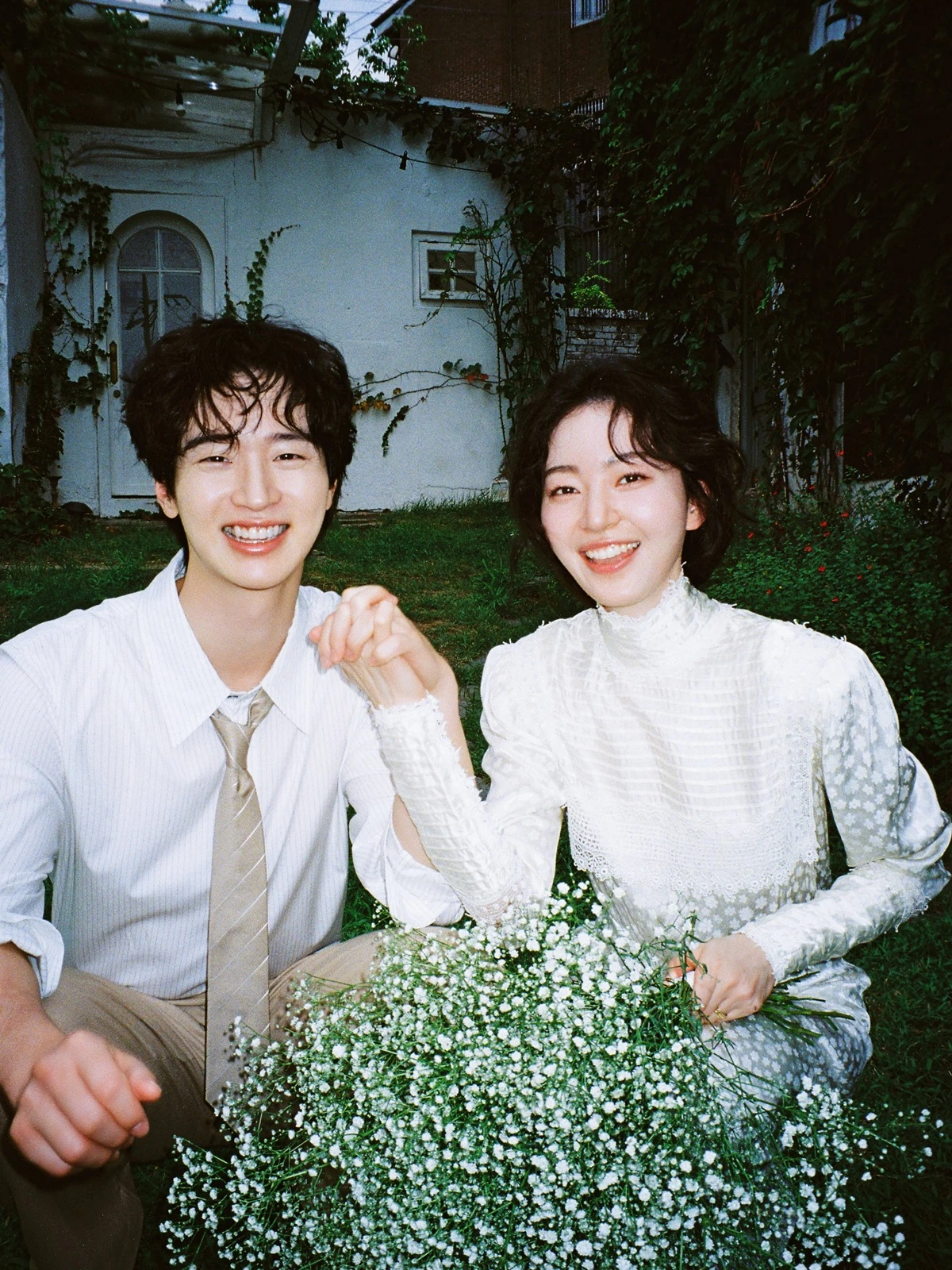 장동윤♥김승윤, '팬 기만 구설' 딛고 결혼...낭만적인 웨딩화보 "내 사... - 뉴스 썸네일 이미지