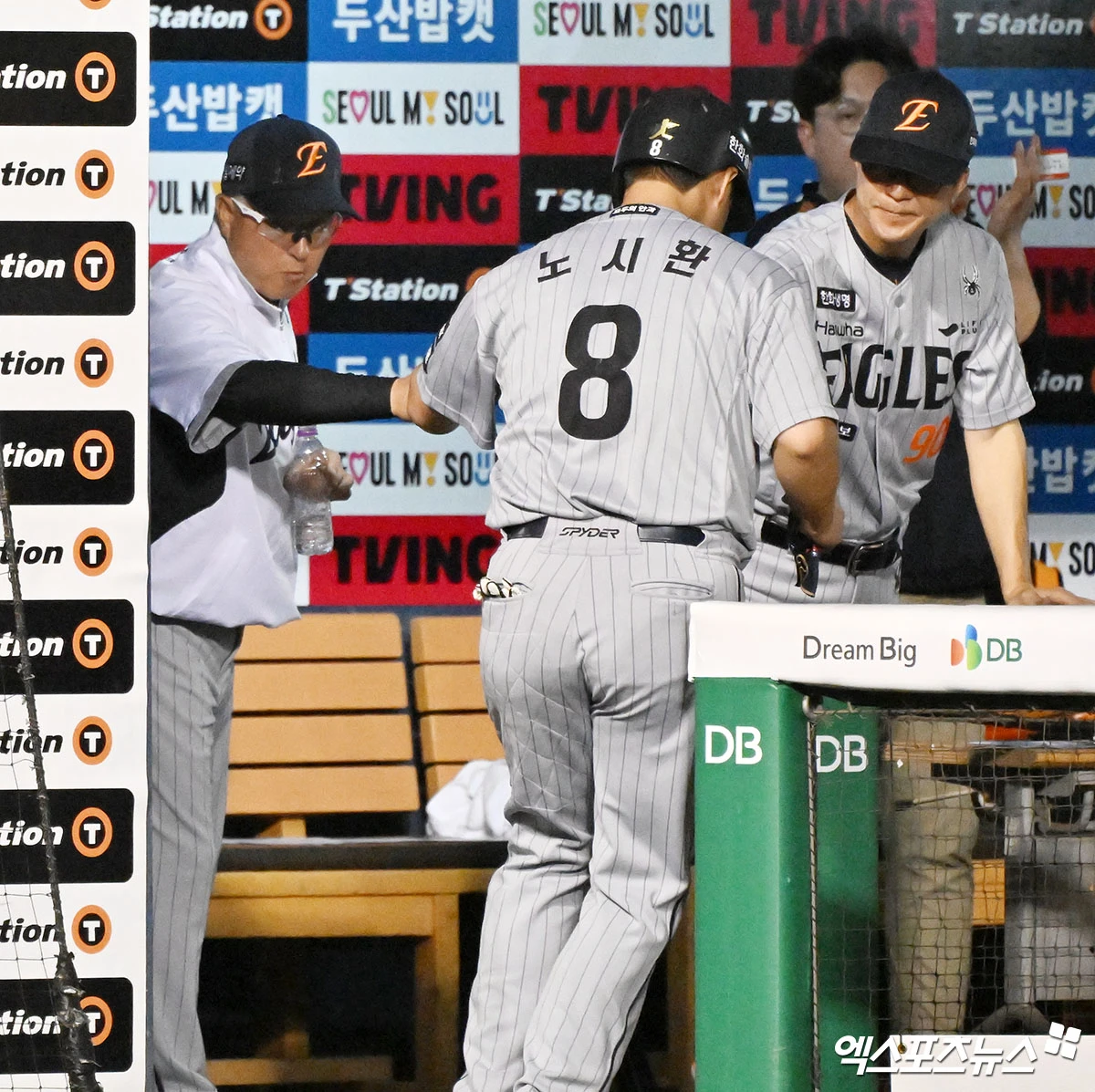 김경문 한화 감독이 10일 대전 한화생명 볼파크에서 열리는 '2026 신한 SOL KBO리그' NC 다이노스와의 정규시즌 16차전을 앞두고 직접 팬들에게 메시지를 전했다. 한화 관계자에 따르면 김경문 감독은 오늘이 마지막일 것 같다. 팬들께 죄송하다고 전했다. 한화는 계약 만료를 앞둔 김경문 감독과 재계약하지 않고 새 사령탑과 함께 2027시즌을 준비할 계획이다. 엑스포츠뉴스 DB