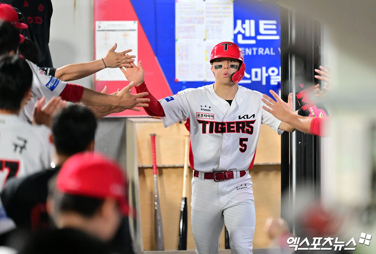 26일 오후 광주기아챔피언스필드에서 열린 '2026 신한 SOL Bank KBO리그' 롯데 자이언츠와 KIA 타이거즈의 경기, 3회말 1사 2루 KIA 김도영이 카스트로의 1타점 2루타때 득점에 성공하고 있다. 엑스포츠뉴스 DB
