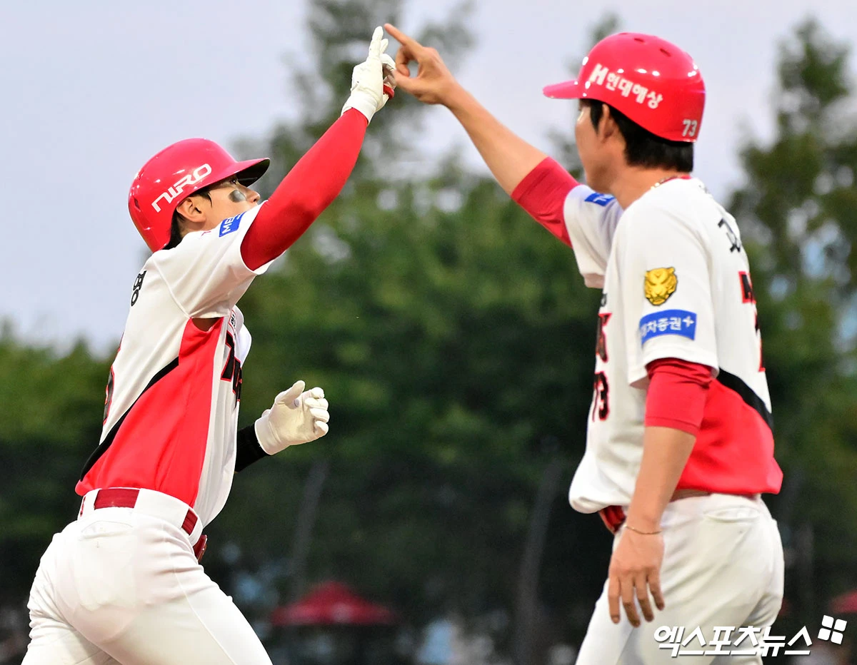 26일 오후 광주기아챔피언스필드에서 열린 '2026 신한 SOL Bank KBO리그' 롯데 자이언츠와 KIA 타이거즈의 경기, 1회말 무사 1,2루 KIA 김도영이 스리런 홈런을 날린 후 그라운드를 돌고 있다. 엑스포츠뉴스 DB