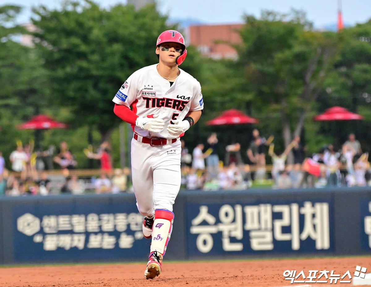 26일 오후 광주기아챔피언스필드에서 열린 '2026 신한 SOL Bank KBO리그' 롯데 자이언츠와 KIA 타이거즈의 경기, 1회말 무사 1,2루 KIA 김도영이 스리런 홈런을 날린 후 그라운드를 돌고 있다. 엑스포츠뉴스 DB