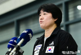 취재진 질문에 답하는 정성숙 감독[포토]