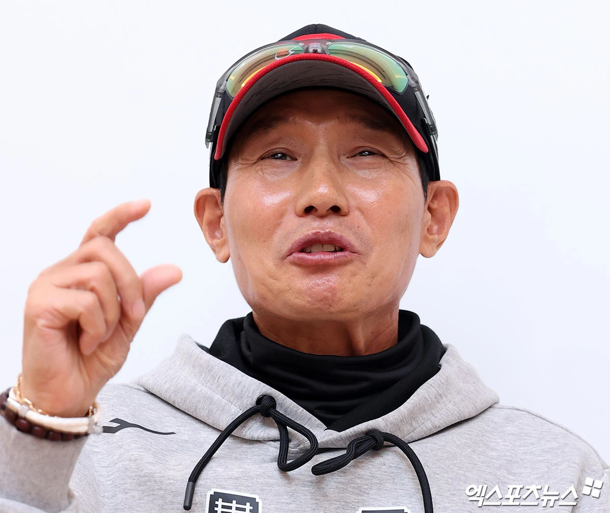 14일 오후 서울송파구 잠실야구장에서 열리는 '2026 신한 SOL KBO리그 포스트시즌' 두산 베어스와 LG 트윈스의 와일드카드 1차전 경기, LG 염경엽 감독이 취재진과 대화를 나누고 있다. 잠실, 김한준 기자