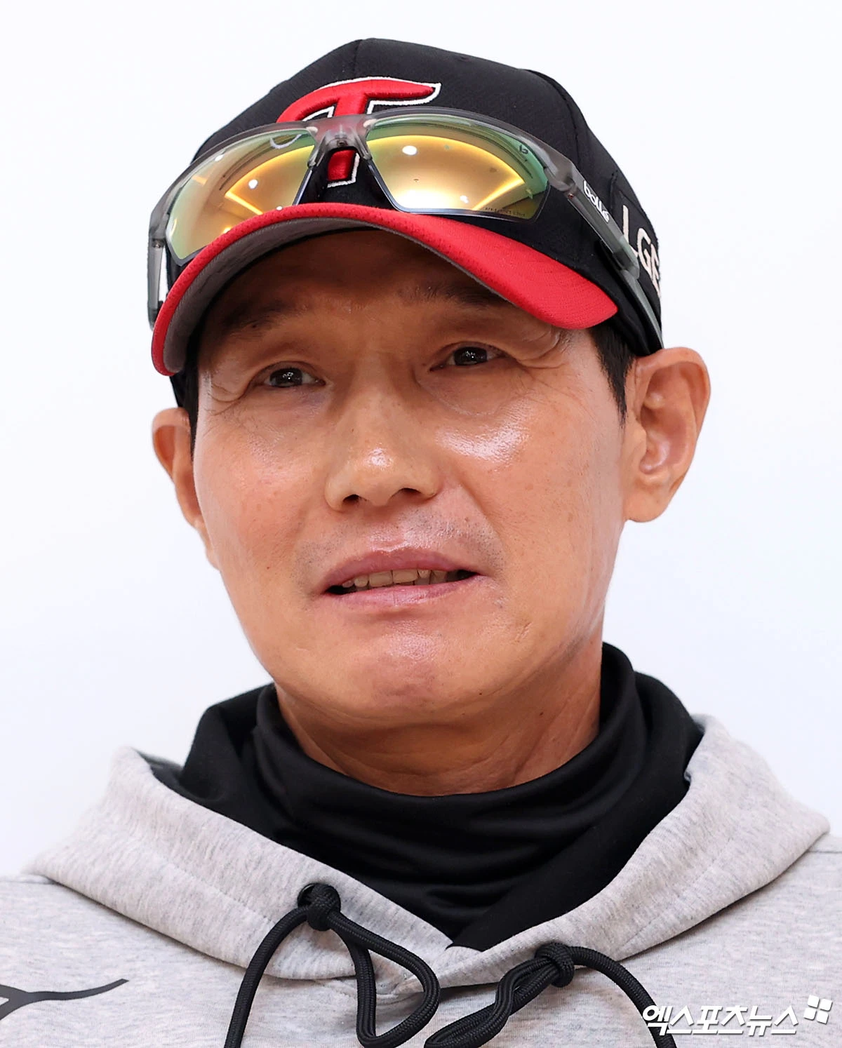 14일 오후 서울송파구 잠실야구장에서 열리는 '2026 신한 SOL KBO리그 포스트시즌' 두산 베어스와 LG 트윈스의 와일드카드 1차전 경기, LG 염경엽 감독이 취재진과 대화를 나누고 있다. 엑스포츠뉴스 DB