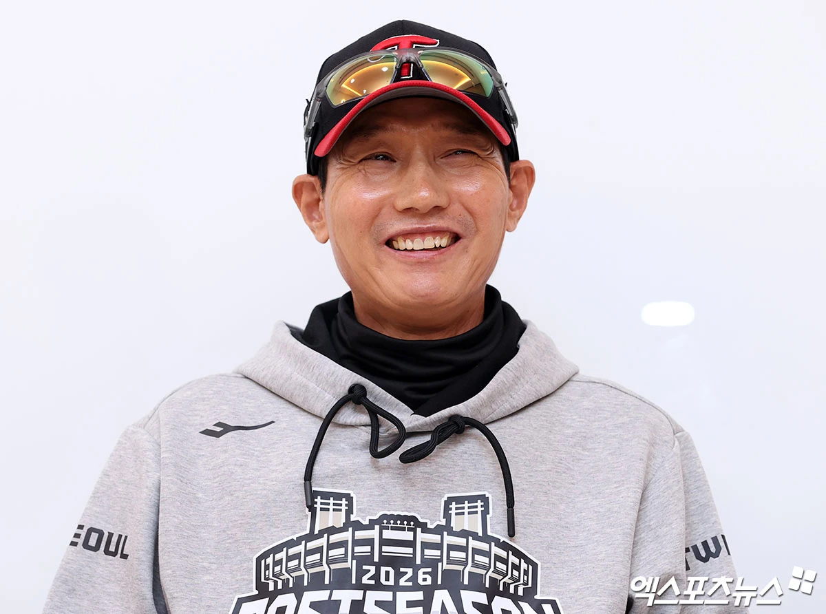 14일 오후 서울송파구 잠실야구장에서 열리는 '2026 신한 SOL KBO리그 포스트시즌' 두산 베어스와 LG 트윈스의 와일드카드 1차전 경기, LG 염경엽 감독이 미소를 보이고 있다. 잠실, 김한준 기자