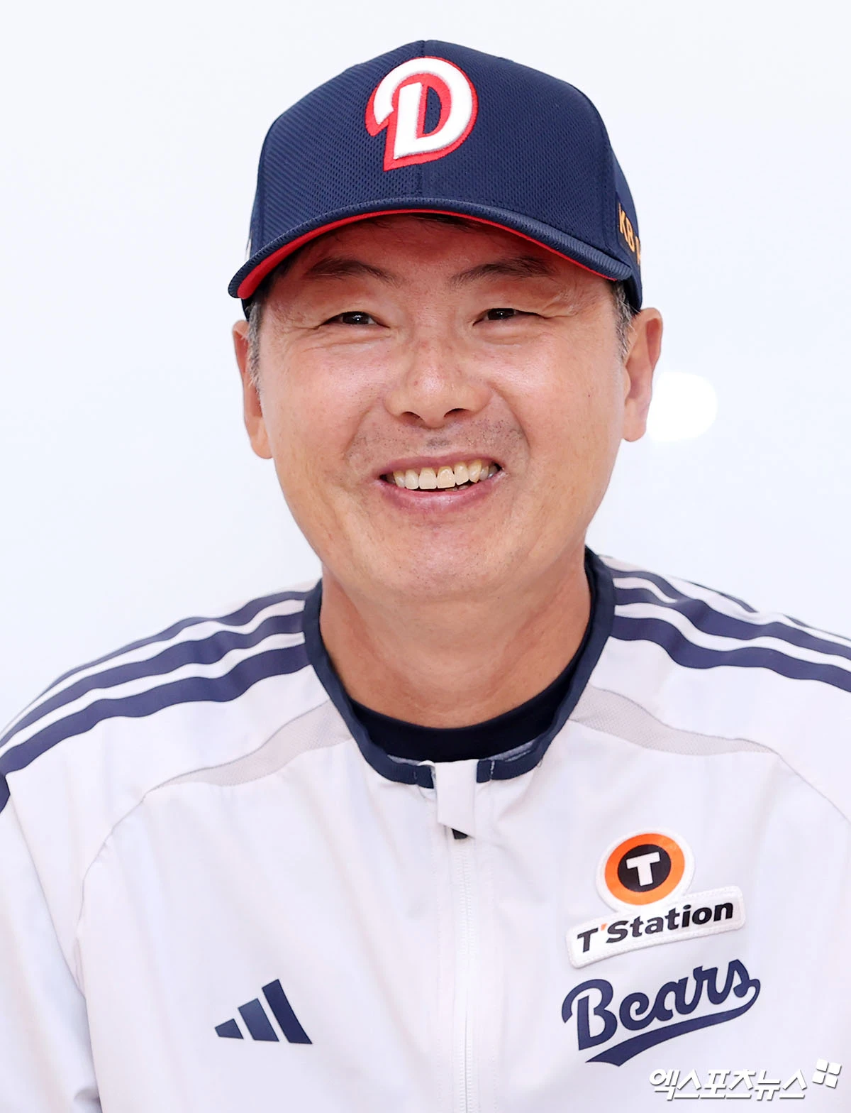 14일 오후 서울 송파구 잠실야구장에서 열리는 '2026 신한 SOL KBO리그 포스트시즌' 두산 베어스와 LG 트윈스의 와일드카드 1차전 경기, 두산 김원형 감독이 취재진과 대화를 나누고 있다. 잠실, 김한준 기자
