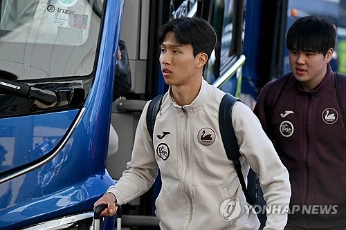 스완지 시티는 14일(한국시간) 영국 런던의 더 덴에서 열린 밀월과의 2026-2027시즌 잉글랜드 챔피언십(2부리그) 10라운드 원정 경기에서 1-0으로 승리했다. 이날 한국 축구 국가대표 엄지성이 경기 도중 인종차별 피해를 당했다는 신고가 접수돼 경기자 잠시 중단되는 사태가 벌어졌다. 이후 밀월을 이끄는 알렉스 닐 감독은 인종차별 행위를 규탄하면서도 경기 중단 시간이 길어진 점에 대해서는 아쉬움을 드러냈다. 연합뉴스