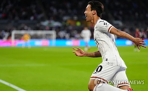 스완지 시티는 14일(한국시간) 영국 런던의 더 덴에서 열린 밀월과의 2026-2027시즌 잉글랜드 챔피언십(2부리그) 10라운드 원정 경기에서 1-0으로 승리했다. 이날 한국 축구 국가대표 엄지성이 경기 도중 인종차별 피해를 당했다는 신고가 접수돼 경기자 잠시 중단되는 사태가 벌어졌다. 이후 밀월을 이끄는 알렉스 닐 감독은 인종차별 행위를 규탄하면서도 경기 중단 시간이 길어진 점에 대해서는 아쉬움을 드러냈다. 연합뉴스