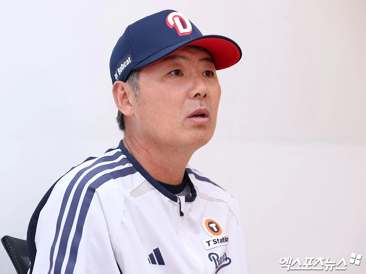 14일 오후 서울 송파구 잠실야구장에서 열리는 '2026 신한 SOL KBO리그 포스트시즌' 두산 베어스와 LG 트윈스의 와일드카드 1차전 경기, 두산 김원형 감독이 취재진과 대화를 나누고 있다. 잠실, 김한준 기자