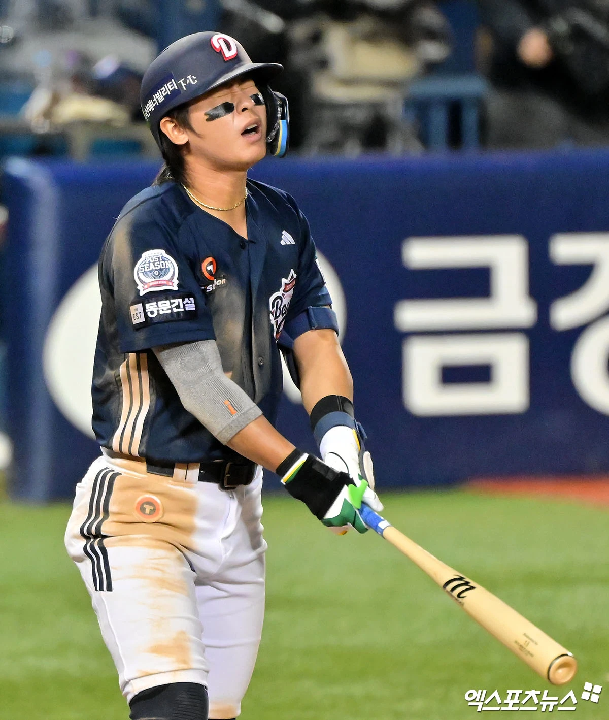 14일 오후 서울 송파구 잠실야구장에서 열린 '2026 신한 SOL KBO리그 포스트시즌' 두산 베어스와 LG 트윈스의 와일드카드 1차전 경기, 6회초 1사 1루 두산 박찬호가 중견수 플라이로 아웃된 후 아쉬워하고 있다. 잠실, 김한준 기자