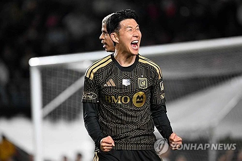 손흥민이 1골 2도움 맹활약을 펼치며 소속팀 로스앤젤레스FC(LAFC)의 승리를 견인했다. 사비 타미리트 감독이 이끄는 LAFC는 15일(한국시간) 미국 캘리포니아주 로스앤젤레스의 BMO 스타디움에서 열린 오스틴FC와의 2026시즌 미국프로축구 메이저리그사커(MLS) 30라운드 홈 경기에서 1골 2도움을 기록한 손흥민의 활약을 앞세워 3-1로 승리했다. 손흥민은 이날 자신의 14·15호 도움을 기록하며 MLS 도움 단독 1위가 됐다. 사진 연합뉴스