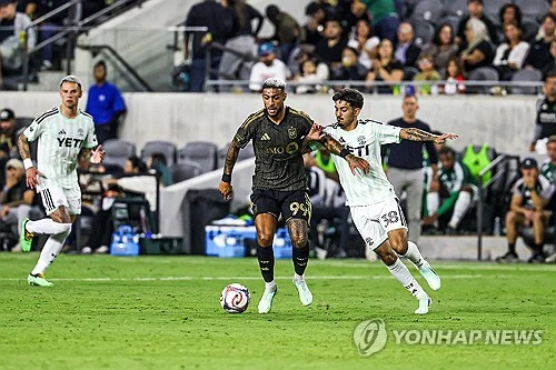 손흥민이 1골 2도움 맹활약을 펼치며 소속팀 로스앤젤레스FC(LAFC)의 승리를 견인했다. 사비 타미리트 감독이 이끄는 LAFC는 15일(한국시간) 미국 캘리포니아주 로스앤젤레스의 BMO 스타디움에서 열린 오스틴FC와의 2026시즌 미국프로축구 메이저리그사커(MLS) 30라운드 홈 경기에서 1골 2도움을 기록한 손흥민의 활약을 앞세워 3-1로 승리했다. 손흥민은 이날 자신의 14·15호 도움을 기록하며 MLS 도움 단독 1위가 됐다. 사진 연합뉴스
