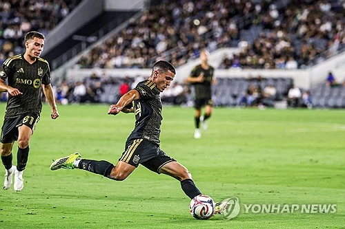 손흥민이 1골 2도움 맹활약을 펼치며 소속팀 로스앤젤레스FC(LAFC)의 승리를 견인했다. 사비 타미리트 감독이 이끄는 LAFC는 15일(한국시간) 미국 캘리포니아주 로스앤젤레스의 BMO 스타디움에서 열린 오스틴FC와의 2026시즌 미국프로축구 메이저리그사커(MLS) 30라운드 홈 경기에서 1골 2도움을 기록한 손흥민의 활약을 앞세워 3-1로 승리했다. 손흥민은 이날 자신의 14·15호 도움을 기록하며 MLS 도움 단독 1위가 됐다. 사진 연합뉴스