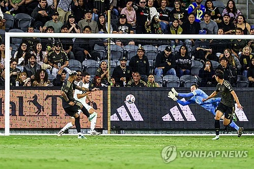 손흥민이 1골 2도움 맹활약을 펼치며 소속팀 로스앤젤레스FC(LAFC)의 승리를 견인했다. 사비 타미리트 감독이 이끄는 LAFC는 15일(한국시간) 미국 캘리포니아주 로스앤젤레스의 BMO 스타디움에서 열린 오스틴FC와의 2026시즌 미국프로축구 메이저리그사커(MLS) 30라운드 홈 경기에서 1골 2도움을 기록한 손흥민의 활약을 앞세워 3-1로 승리했다. 손흥민은 이날 자신의 14·15호 도움을 기록하며 MLS 도움 단독 1위가 됐다. 사진 연합뉴스