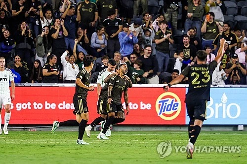 손흥민이 1골 2도움 맹활약을 펼치며 소속팀 로스앤젤레스FC(LAFC)의 승리를 견인했다. 사비 타미리트 감독이 이끄는 LAFC는 15일(한국시간) 미국 캘리포니아주 로스앤젤레스의 BMO 스타디움에서 열린 오스틴FC와의 2026시즌 미국프로축구 메이저리그사커(MLS) 30라운드 홈 경기에서 1골 2도움을 기록한 손흥민의 활약을 앞세워 3-1로 승리했다. 손흥민은 이날 자신의 14·15호 도움을 기록하며 MLS 도움 단독 1위가 됐다. 사진 연합뉴스