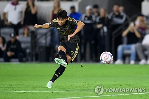 손흥민(LAFC)은 15일(한국시간) 미국 로스앤젤레스 BMO 스타디움에서 열린 오스틴FC와의 2026 미국 메이저리그사커(MLS) 정규리그 경기에서 1골 2도움을 올리며 LAFC의 3-1 승리를 이끌었다. 이날 경기를 생중계한 애플TV 해설진은 손흥민이 공격포인트를 올릴 때마다 손흥민의 움직임을 자세하게 분석하며 칭찬을 아끼지 않았다. 연합뉴스