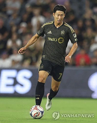 손흥민(LAFC)은 15일(한국시간) 미국 로스앤젤레스 BMO 스타디움에서 열린 오스틴FC와의 2026 미국 메이저리그사커(MLS) 정규리그 경기에서 1골 2도움을 올리며 LAFC의 3-1 승리를 이끌었다. 이날 경기를 생중계한 애플TV 해설진은 손흥민이 공격포인트를 올릴 때마다 손흥민의 움직임을 자세하게 분석하며 칭찬을 아끼지 않았다. 연합뉴스