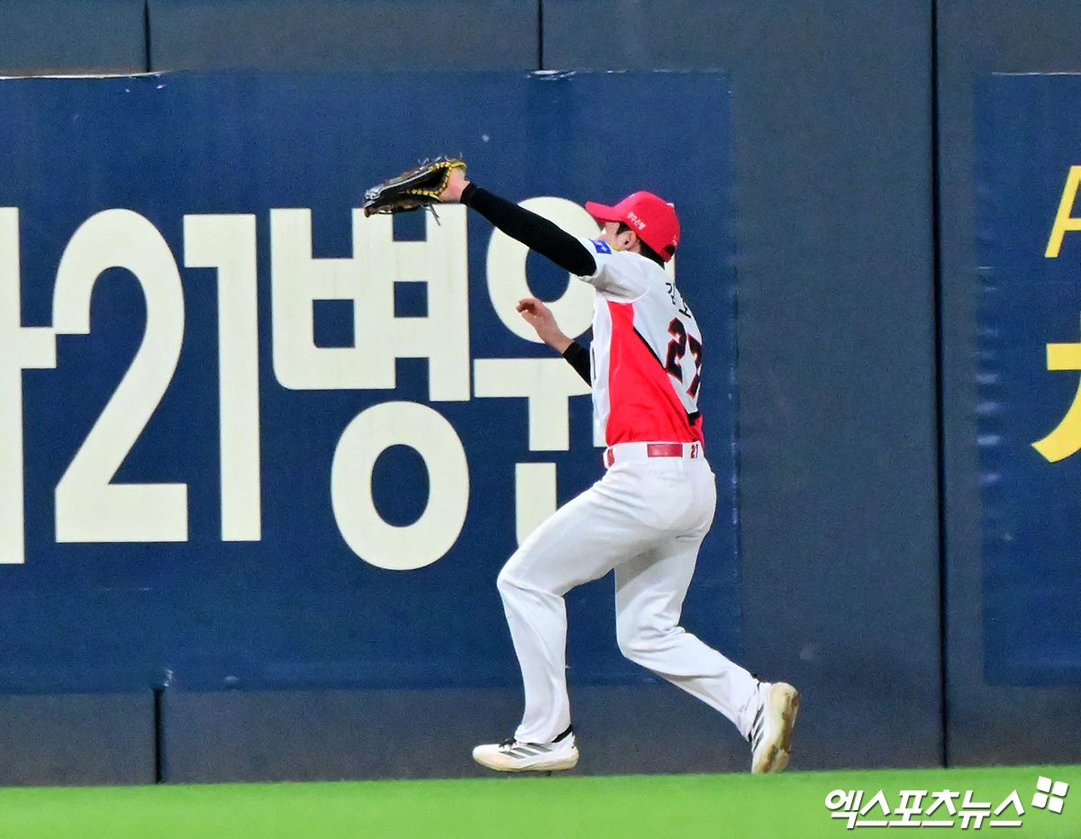 29일 오후 광주기아챔피언스필드에서 열린 '2026 신한 SOL Bank KBO리그' SSG 랜더스와 KIA 타이거즈의 경기, 6회초 1사 1루 KIA 김호령이 SSG 에레데이아의 타구를 잡고 있다. 엑스포츠뉴스 DB