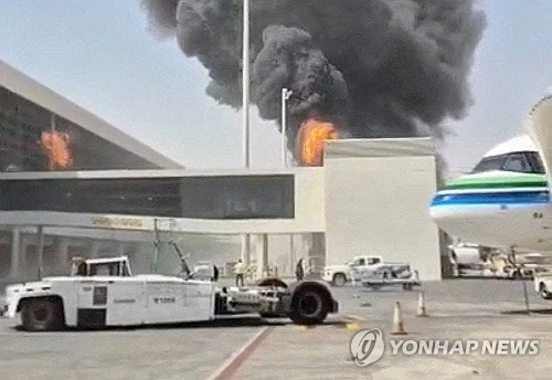 아시안컵 조직위원회는 대회 개최지인 사우디아라비아가 지속적으로 공격을 받고 있음에도 불구하고 대회를 기존 일정대로 준비 중이라고 밝혔다. 대회에 참가하는 선수들과 팬들의 안전 문제 등에 대한 우려가 커지고 있음에도 불구하고 대회를 강행하겠다는 뜻을 내비친 것이다. 다만 AFC는 11월까지는 지켜보겠다는 입장이다. 살만 빈 이브라힘 알 칼리파 AFC 회장은 최근 스위스 취리히에서 열린 국제축구연맹(FIFA) 평의회 이후 취재진을 만난 자리에서 결정을 서두를 필요가 없다며 11월 말까지 기다려 볼 수 있다고 말했다. 사진 연합뉴스