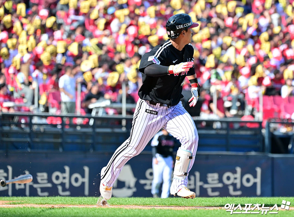 17일 오후 광주-KIA 챔피언스필드에서 열린 '2026 신한 SOL KBO리그 포스트시즌' LG 트윈스와 KIA 타이거즈의 준플레이오프 1차전 경기, 2회초 2사 LG 송찬의가 솔로 홈런을 날린 후 기뻐하고 있다. 광주, 김한준 기자
