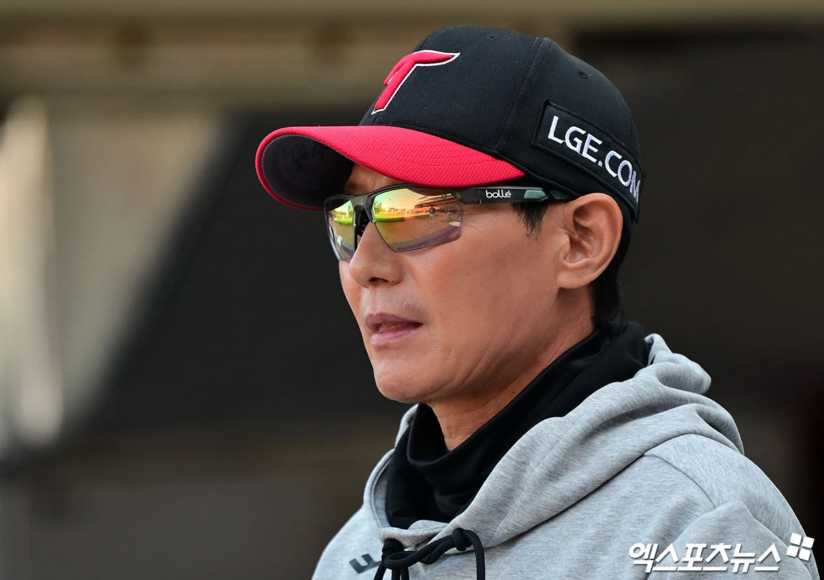 17일 오후 광주-KIA 챔피언스필드에서 열린 '2026 신한 SOL KBO리그 포스트시즌' LG 트윈스와 KIA 타이거즈의 준플레이오프 1차전 경기, LG 염경엽 감독이 경기를 지켜보고 있다. 광주, 김한준 기자
