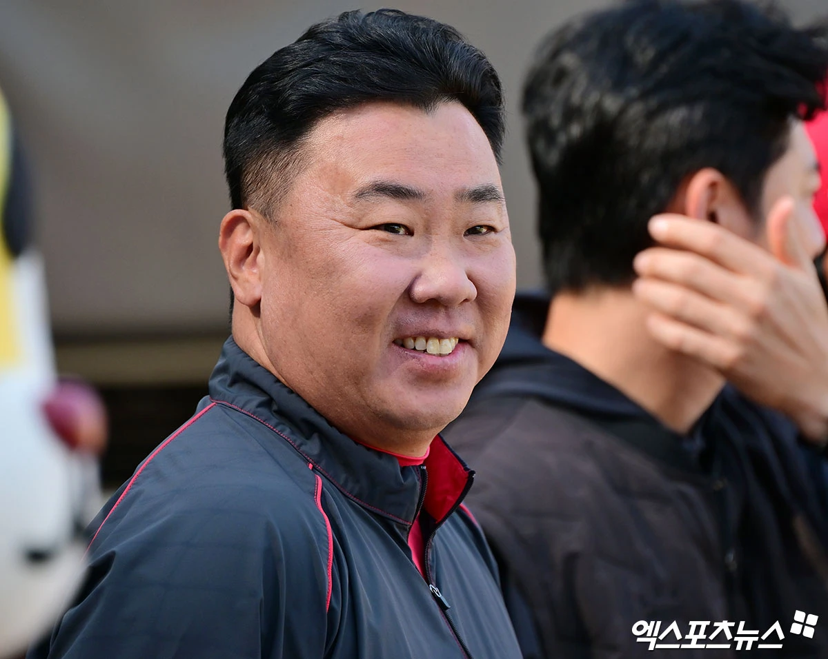 17일 오후 광주-KIA 챔피언스필드에서 열린 '2026 신한 SOL KBO리그 포스트시즌' LG 트윈스와 KIA 타이거즈의 준플레이오프 1차전 경기, KIA 이범호 감독이 LG 더그아웃을 바라보고 있다. 광주, 김한준 기자