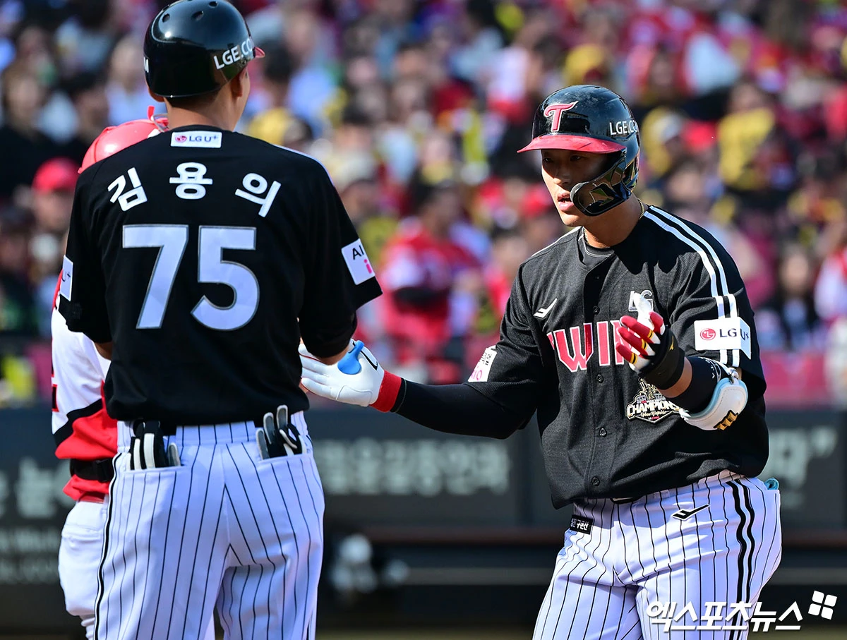 17일 오후 광주-KIA 챔피언스필드에서 열린 '2026 신한 SOL KBO리그 포스트시즌' LG 트윈스와 KIA 타이거즈의 준플레이오프 1차전 경기, 2회초 2사 LG 송찬의가 솔로 홈런을 날린 후 기뻐하고 있다. 광주, 김한준 기자