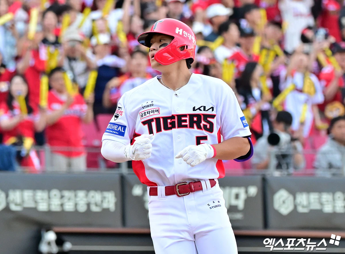 17일 오후 광주-KIA 챔피언스필드에서 열린 '2026 신한 SOL KBO리그 포스트시즌' LG 트윈스와 KIA 타이거즈의 준플레이오프 1차전 경기, 4회말 1사 KIA 김도영이 솔로 홈런을 날리고 있다. 광주, 김한준 기자