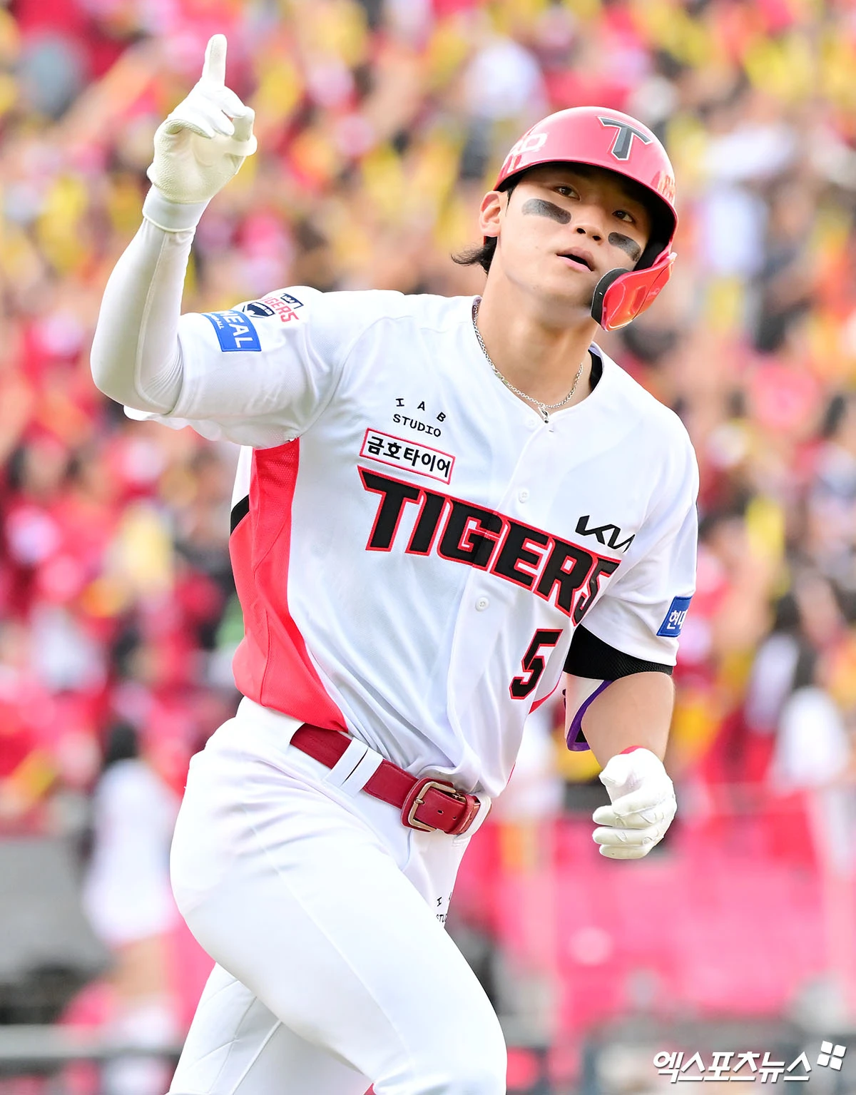 17일 오후 광주-KIA 챔피언스필드에서 열린 '2026 신한 SOL KBO리그 포스트시즌' LG 트윈스와 KIA 타이거즈의 준플레이오프 1차전 경기, 4회말 1사 KIA 김도영이 솔로 홈런을 날리고 있다. 광주, 김한준 기자
