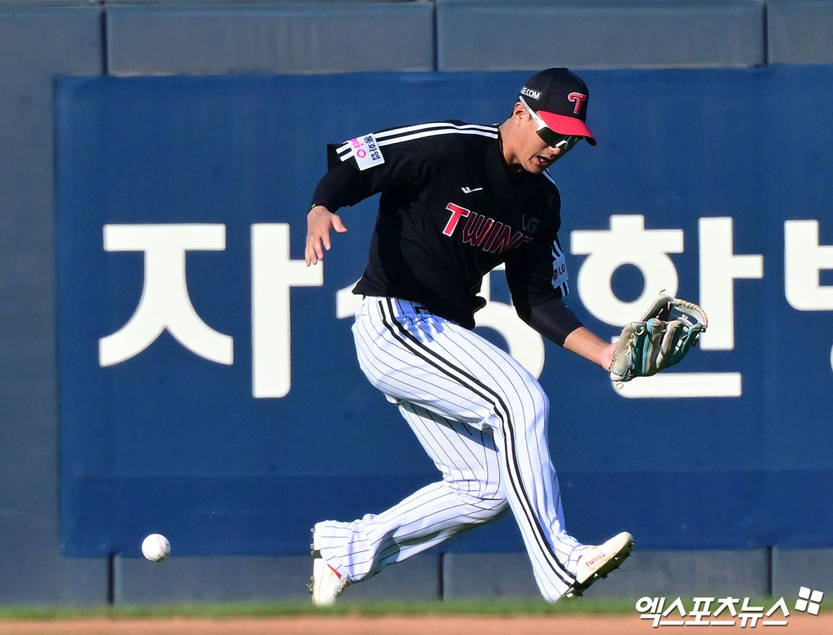 17일 오후 광주-KIA 챔피언스필드에서 열린 '2026 신한 SOL KBO리그 포스트시즌' LG 트윈스와 KIA 타이거즈의 준플레이오프 1차전 경기, 6회말 LG 송찬의가 포구 실책을 하고 있다. 광주, 김한준 기자