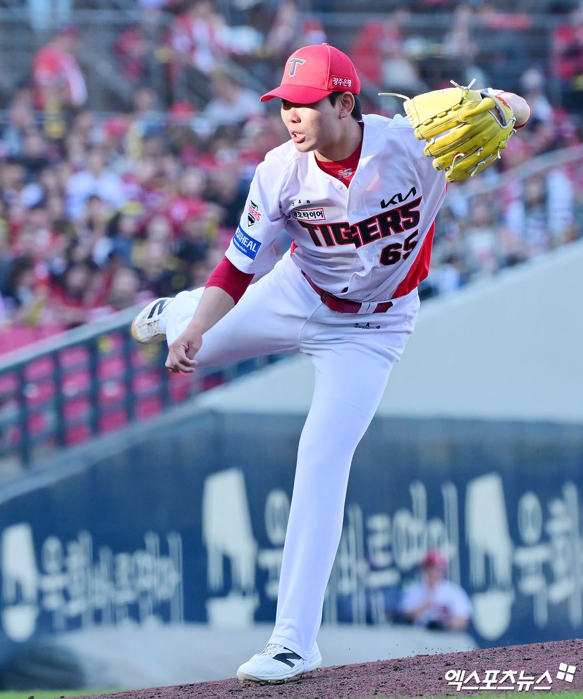 17일 오후 광주-KIA 챔피언스필드에서 열린 '2026 신한 SOL KBO리그 포스트시즌' LG 트윈스와 KIA 타이거즈의 준플레이오프 1차전 경기, 8회초 KIA 성영탁이 공을 힘차게 던지고 있다. 광주, 김한준 기자