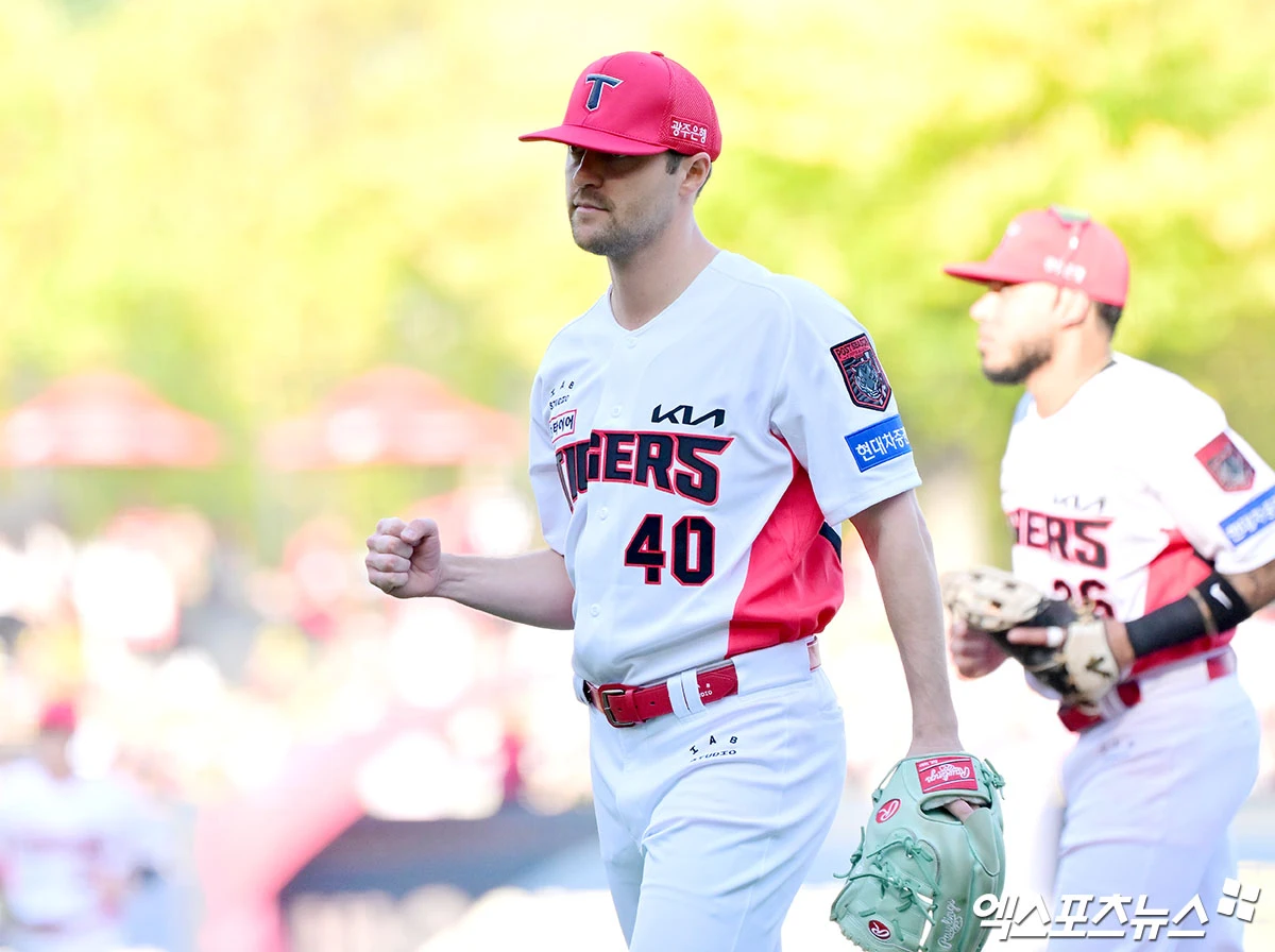 17일 오후 광주-KIA 챔피언스필드에서 열린 '2026 신한 SOL KBO리그 포스트시즌' LG 트윈스와 KIA 타이거즈의 준플레이오프 1차전 경기, 7회초 수비를 마친 KIA 네일이 더그아웃으로 향하고 있다. 광주, 김한준 기자