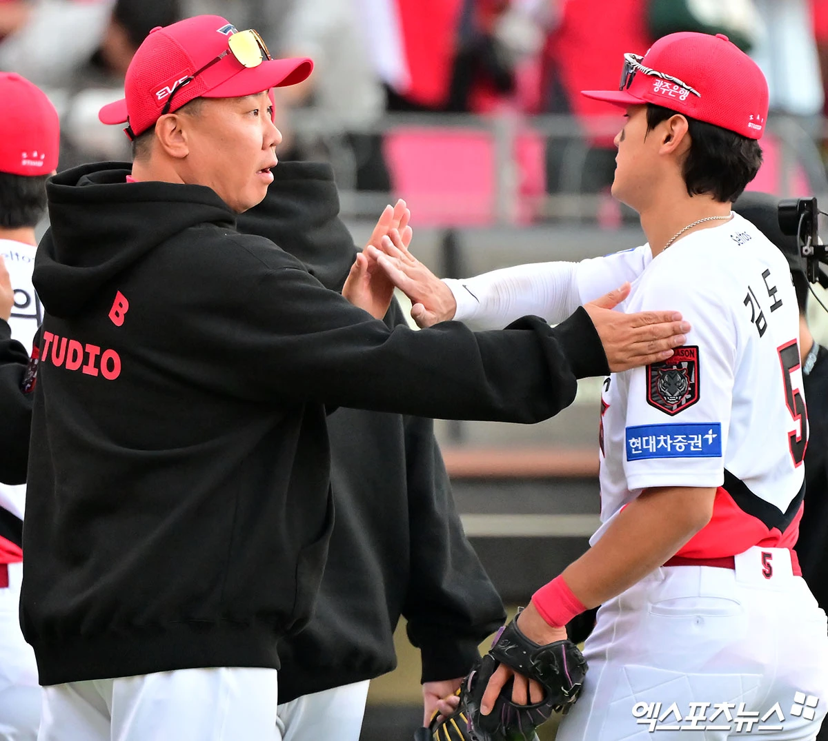 17일 오후 광주-KIA 챔피언스필드에서 열린 '2026 신한 SOL KBO리그 포스트시즌' LG 트윈스와 KIA 타이거즈의 준플레이오프 1차전 경기, KIA가 네일의 7이닝 1실점 호투와 김도영의 멀티 홈런, 카스트로의 솔로 홈런에 힘입어 LG에 5:1로 승리했다. 이날 경기에서 승리한 KIA 이범호 감독이 선수들과 하이파이브를 하고 있다. 광주, 김한준 기자