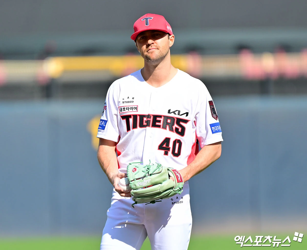 17일 오후 광주-KIA 챔피언스필드에서 열린 '2026 신한 SOL KBO리그 포스트시즌' LG 트윈스와 KIA 타이거즈의 준플레이오프 1차전 경기, 1회초 KIA 선발투수 네일이 투구 준비를 하고 있다. 광주, 김한준 기자