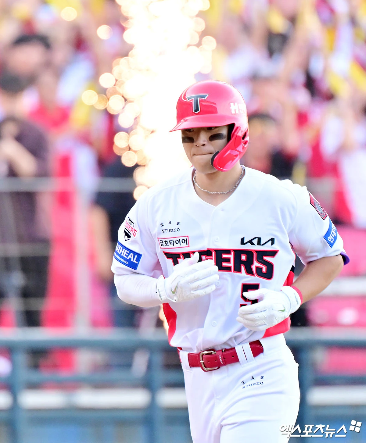17일 오후 광주-KIA 챔피언스필드에서 열린 '2026 신한 SOL KBO리그 포스트시즌' LG 트윈스와 KIA 타이거즈의 준플레이오프 1차전 경기, 8회말 2사 1루 KIA 김도영이 투런 홈런을 날리고 있다. 광주, 김한준 기자