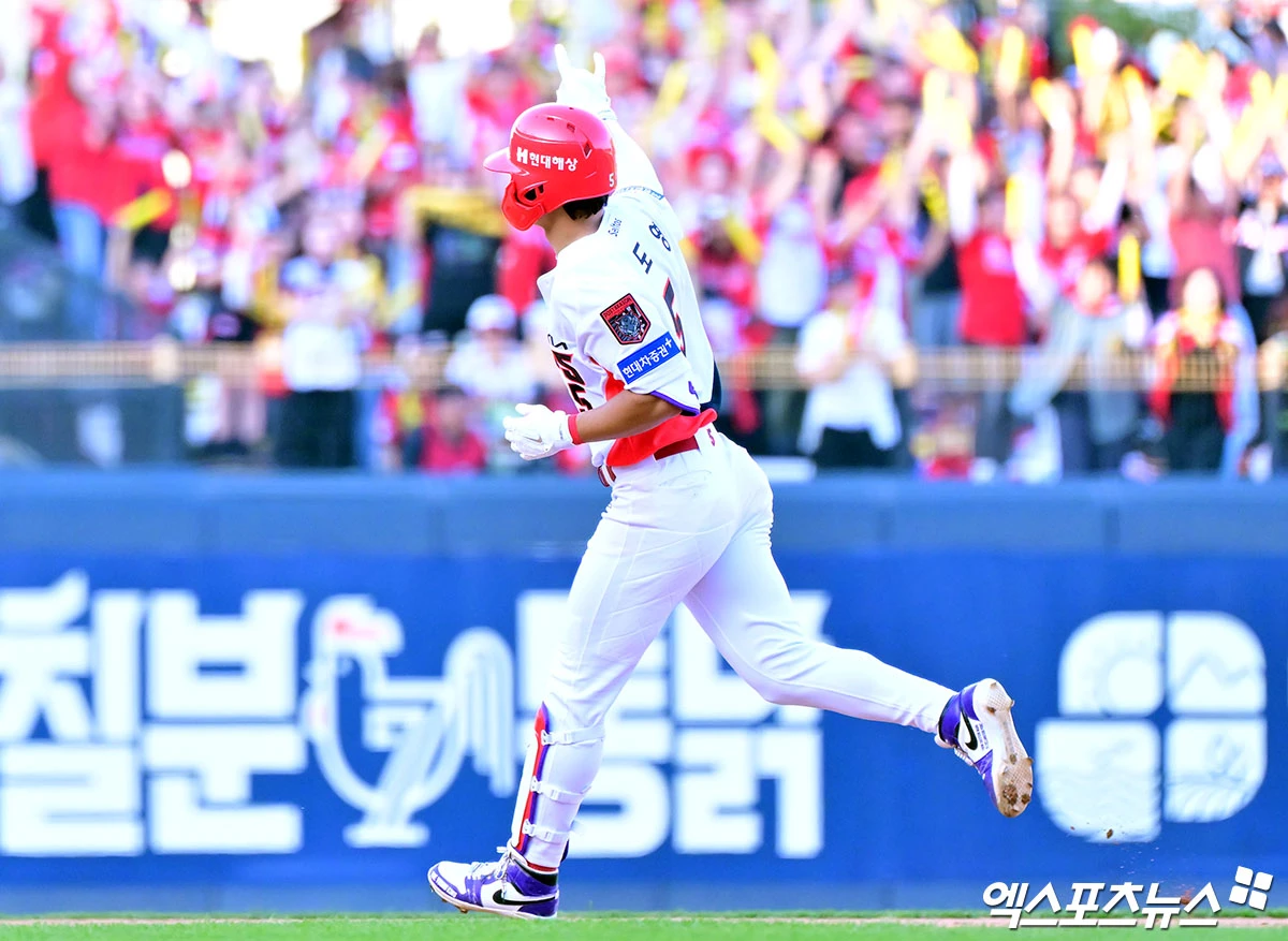17일 오후 광주-KIA 챔피언스필드에서 열린 '2026 신한 SOL KBO리그 포스트시즌' LG 트윈스와 KIA 타이거즈의 준플레이오프 1차전 경기, 8회말 2사 1루 KIA 김도영이 투런 홈런을 날리고 있다. 광주, 김한준 기자